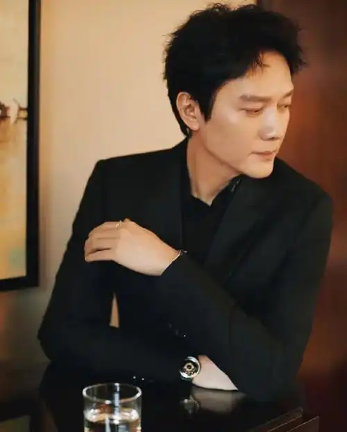 当62岁费翔同框44岁冯绍峰才知真帅和装帅差距有多大