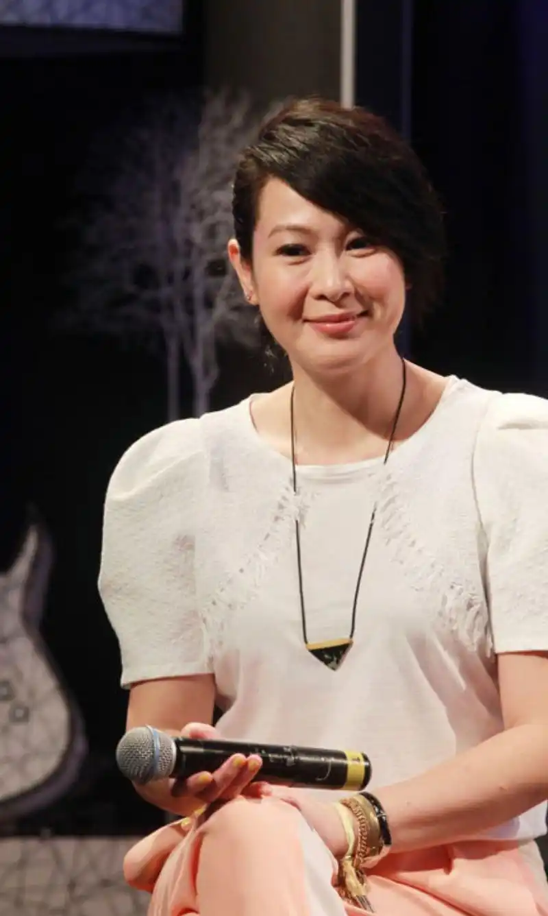 刘若英时尚气质照,她的那首后来,伴随了多少人的爱情