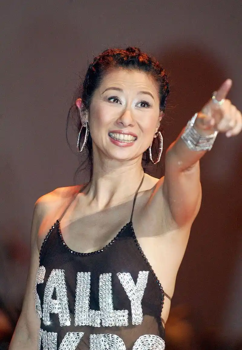 叶倩文一把年纪还挺潇洒,薄纱肚兜穿得清透时髦,真不像60后