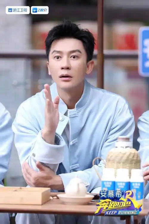 "兄弟团"成员李晨,郑恺,沙溢,白鹿,范丞丞,宋雨琦,张真源与飞行嘉宾蒋