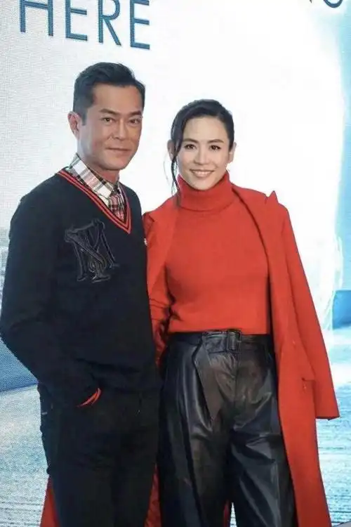 宣萱穿白色西装配阔腿裤古天乐穿开衫配衬衫荧幕cp合体亮相