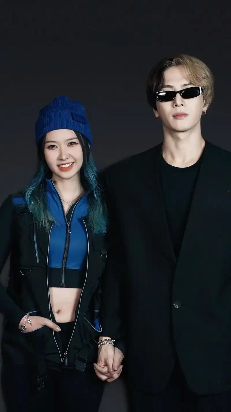 奔走相告,我跟王嘉尔十指相扣啦.他握得是真的很用力,我笑得是