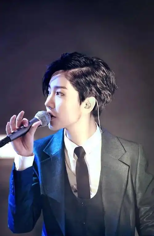 还记得2009快女全国亚军李霄云吗?她现在长这样啦!