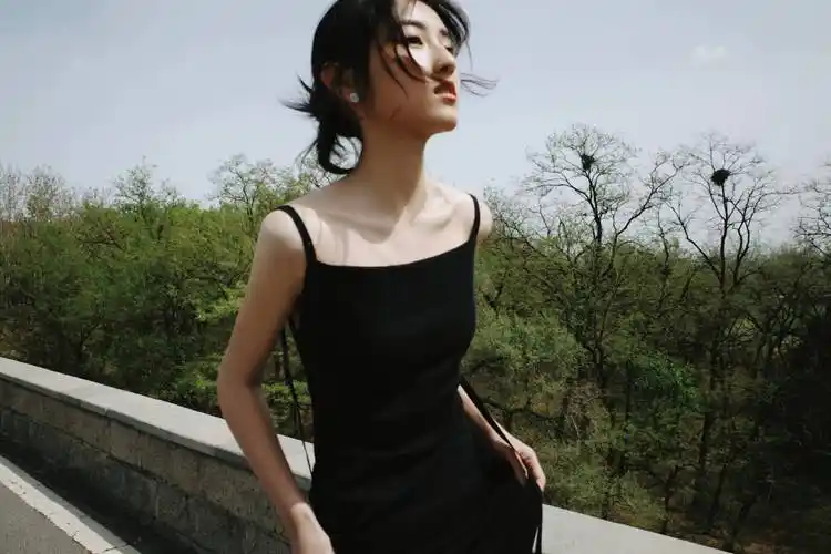 张子枫红毯生图暴露真实身材!