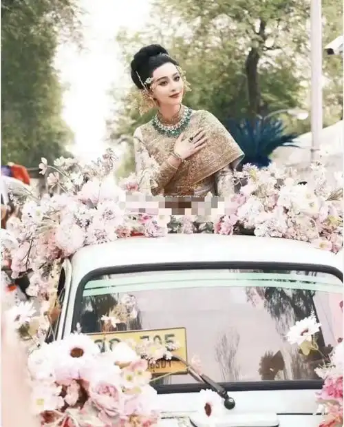 6743岁范冰冰和妈妈泰国合影在机场一人推三个箱子