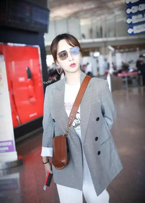 杨紫戴墨镜穿灰色西装现身机场,皮肤白皙面带微笑
