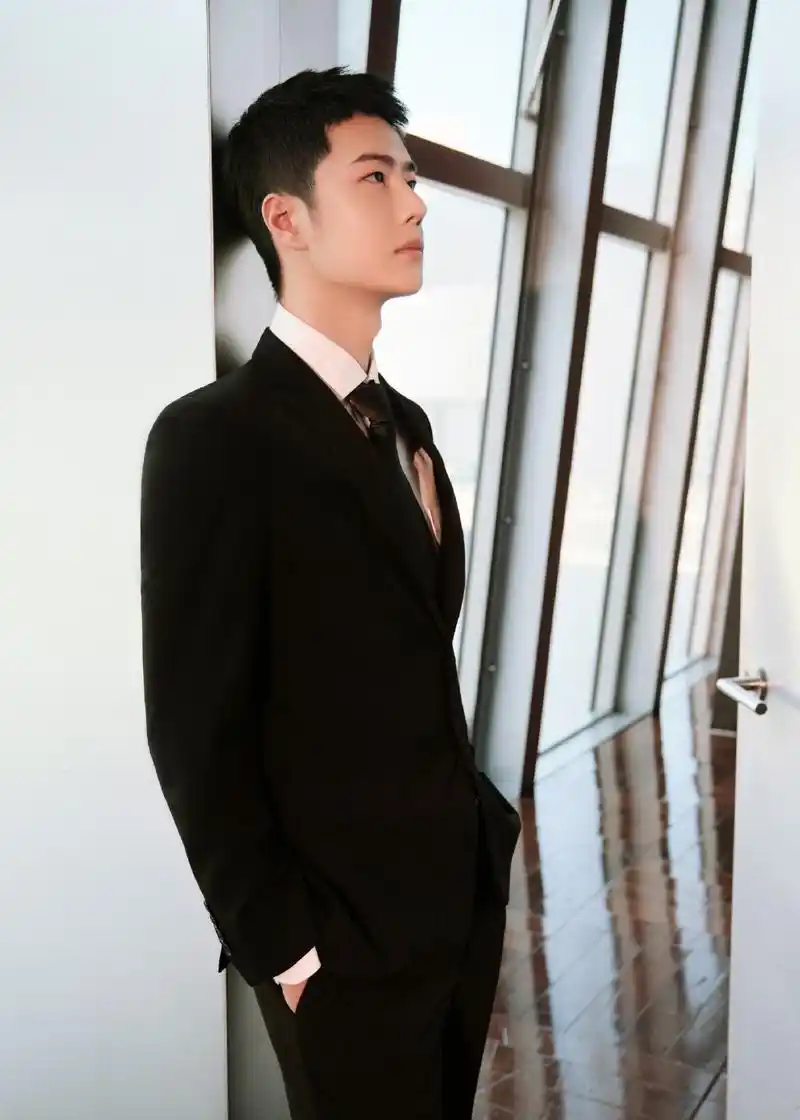 王一博寸头西装造型看的粉丝直呼王一博真的好绝