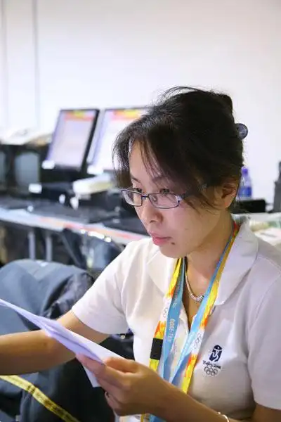 发布会结束后,正在进行校对工作.(业余摄影艺术家:温静/摄)