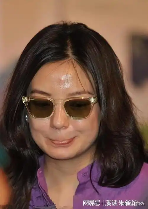 在资本道路渐行渐远的赵薇,走到现如今的处境,48岁她后悔了吗?