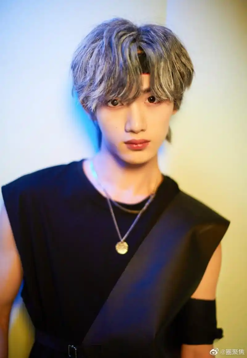 丁程鑫是各种发色都可以hold住的帅哥啊[期待]果然脸长得好看什么发型