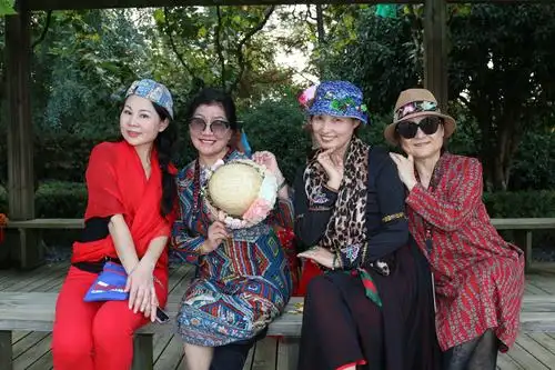 其它 花裤舞队西海别样秋游 写美篇     多姿多彩造型秀秀篇