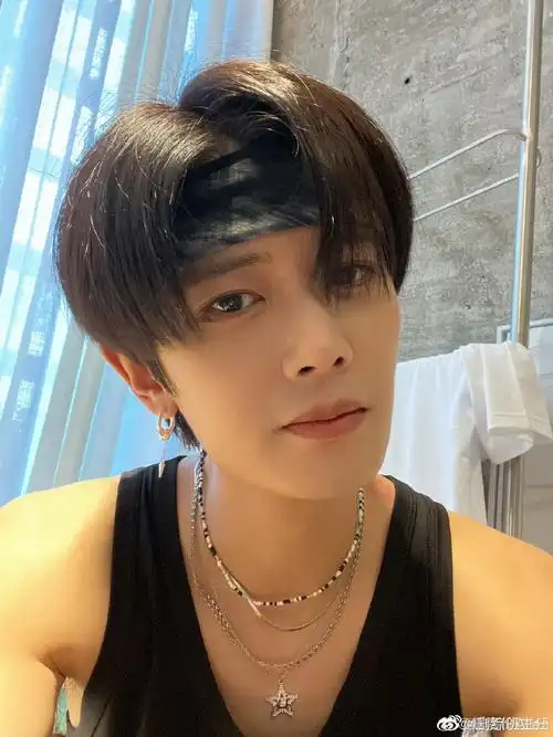 任嘉伦晒一年前的自拍##任嘉伦分享库存自拍照