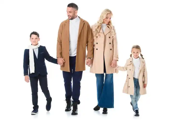 一家四口散步幸福牵手