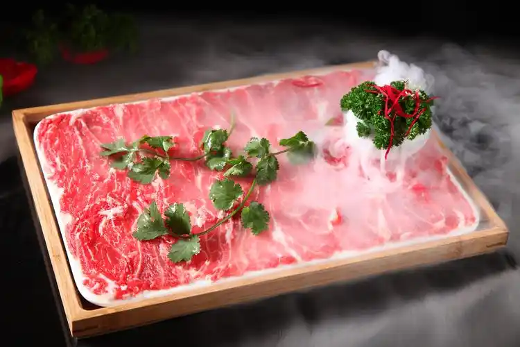 现切鲜牛肉:选取上等黄牛肉,色泽红润,劲道味美,肉香浓郁,不得不让人