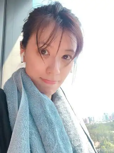 贾静雯运动后素颜自拍气色好敷面膜享用美食舒适又惬意