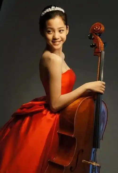 63岁的成龙与17岁的欧阳娜娜近照_大哥_长辈_机器