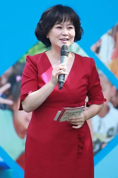 央视名主持鞠萍难忘催泪的父爱母爱在再婚中感受幸福