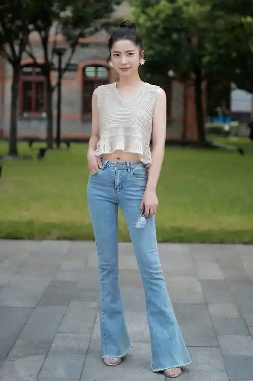 街拍美女:小姐姐全身都展现着时髦感,吊带装也显得与众不同_效果_绿色