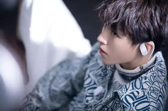 王俊凯侧拍#感受下王俊凯侧颜杀～完美的侧脸 精致的轮廓太优越了