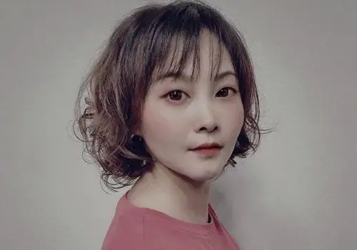 胖女人剪短发真显瘦,烫卷打理更时髦,中年胖女士流行短烫发安利_发型