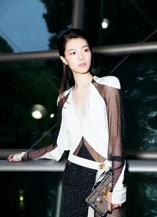 钟楚曦的大佬背后揭秘:马云,成龙为何力捧这位新星?