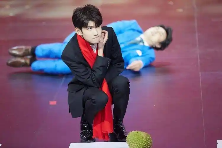 同队易烊千玺已成"百亿票房先生"_霍尊_任敏_作品