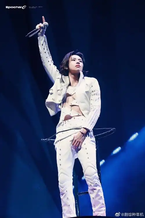 小鬼演唱会露腹肌#王琳凯你现在是真的红了,当你粉丝还有腹肌看了,啊