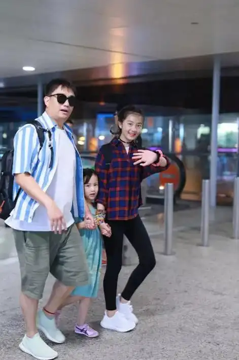 黄多多蝎尾辫 手链很吸睛有点民族风味道_深圳热线