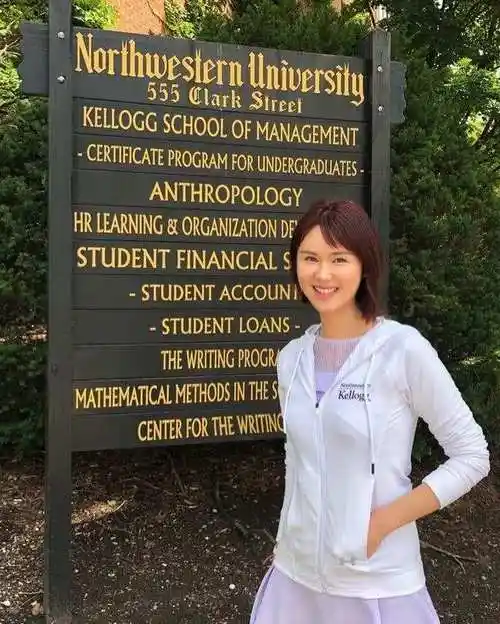 剧中刘思希的角色可以说是一位"怪异"的女孩,她不仅着装比较奇怪,看似