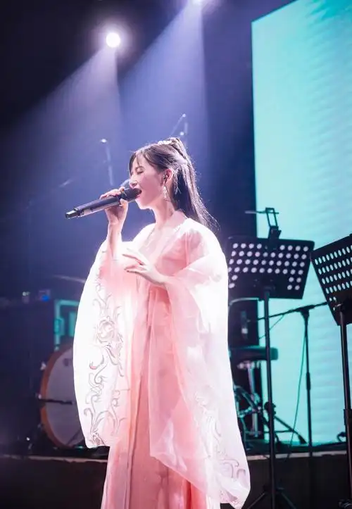 中国内地古风音乐原创女歌手,毕业于 a target="_blank" href="/item