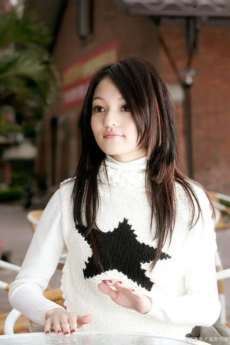 张韶涵,这位才华横溢的歌手,以其独特的嗓音和深情的演唱风格,赢得了