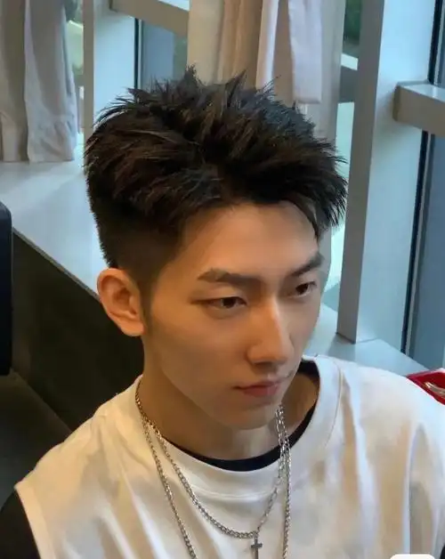 男生夏季短发造型