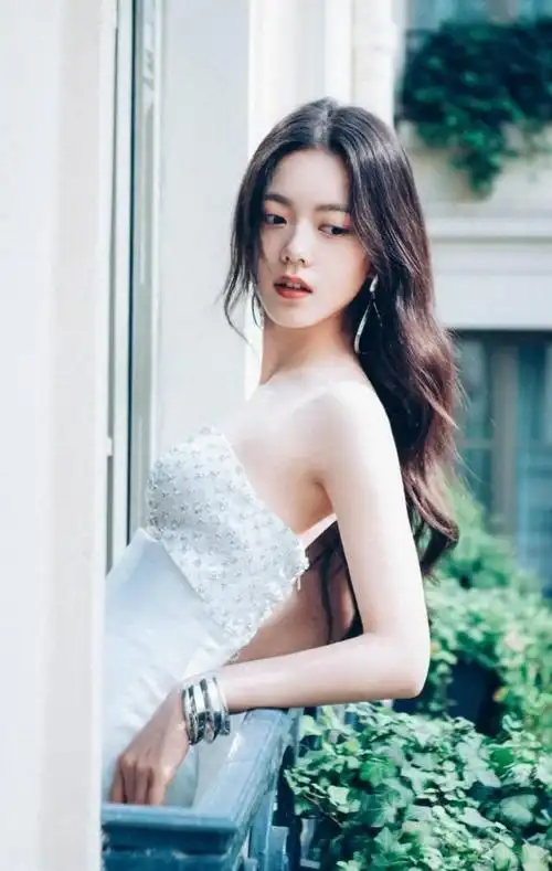 赵今麦,一位备受瞩目的年轻演员,在《少年派》的播出期间,她成功签约