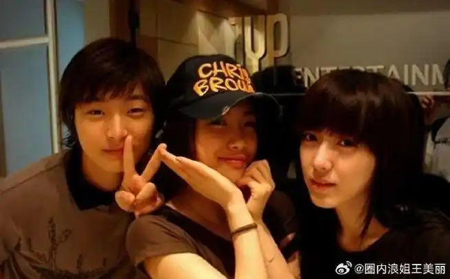 考古一组刘忻在jyp练习生旧照 小鬼和孟佳,尼坤都有合照,看起来好嫩的