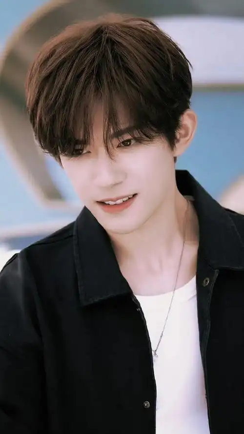 易烊千玺:魅力背后的商业逻辑与娱乐市场新趋势 易烊千玺,当代娱乐圈