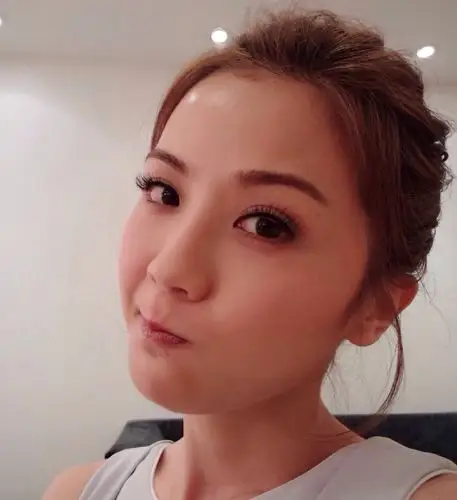 蔡卓妍的自拍卖萌照好美