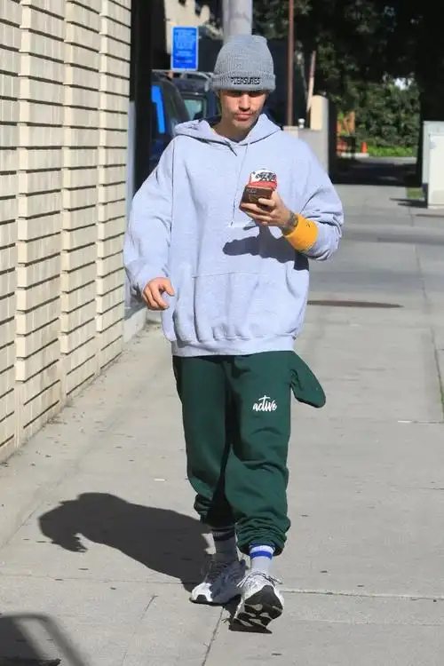 当地时间2020年2月1日,贾斯汀·比伯(justinbieber)现身洛杉矶街头