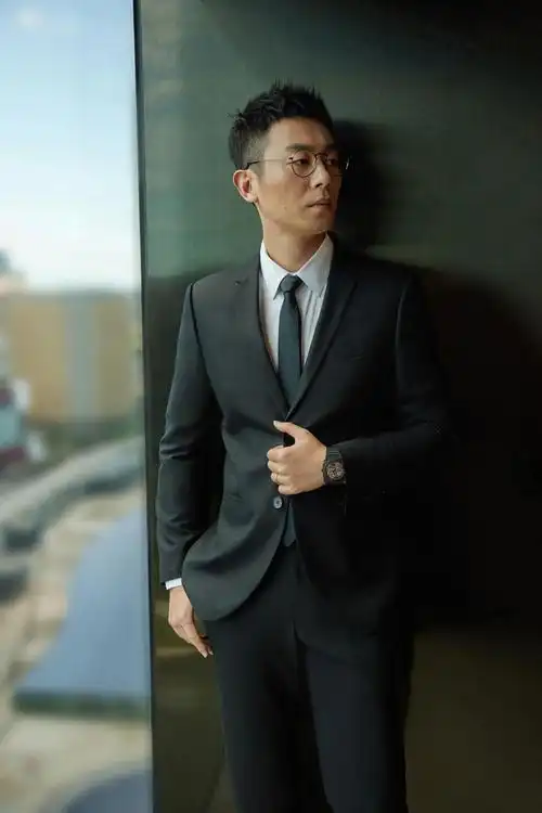 长津湖口碑炸裂金利来代言人朱亚文实力演绎戏里戏外皆儒雅