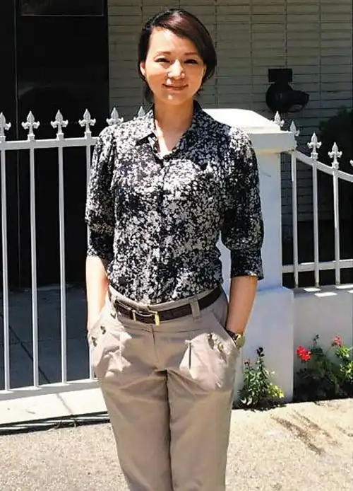 董卿素颜斑多但干净清纯比普通人漂亮得多穿紧身裙难掩气质美