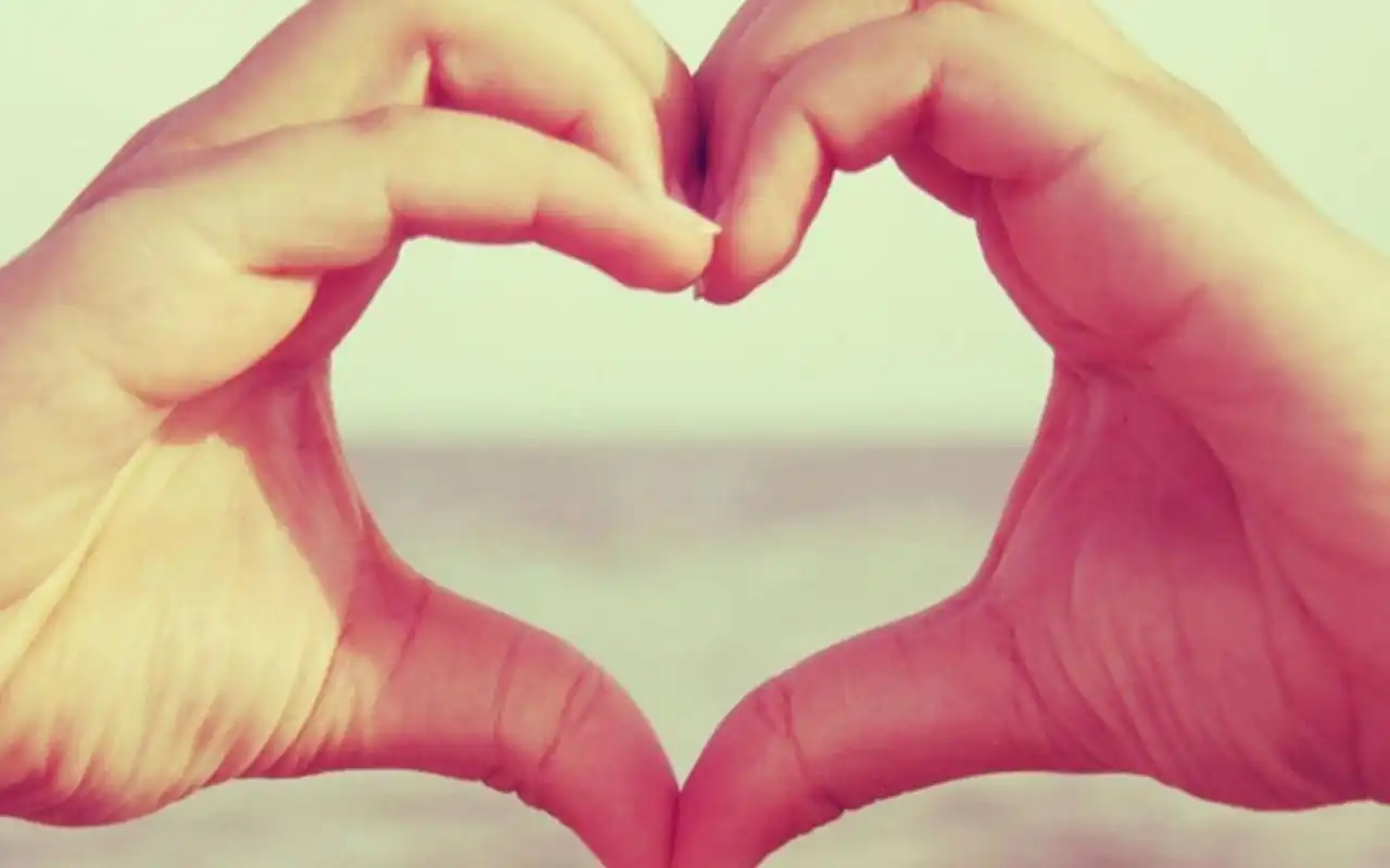 唯美爱心手势图片电脑桌面壁纸下载