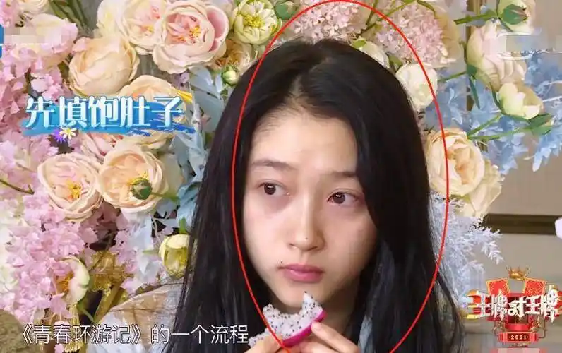 关晓彤还没醒就被拍,穿着睡衣录节目,真实颜值藏不住_嘉宾_贾玲_化妆