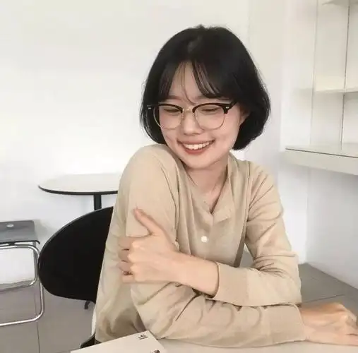 发型| 戴眼镜女生的短发-搜狐大视野-搜狐新闻