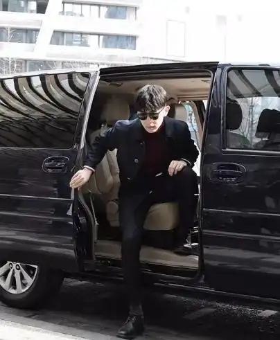 男明星下车各种精彩瞬间谁是你心中最帅气的男神