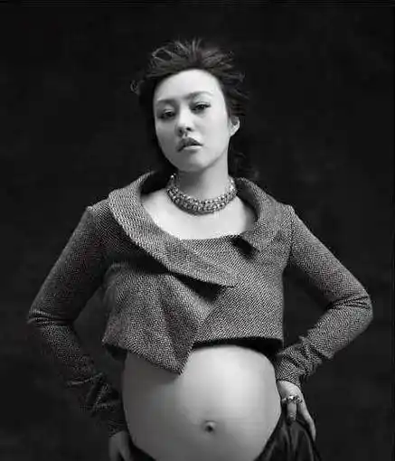 12年后蒋勤勤再晒孕肚照:尺度小了却更美了?