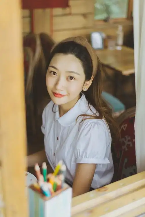 小清新甜美女孩室内写真高清图片