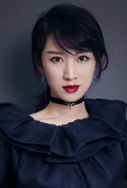 李念清新脱俗俏皮可人,美出新天际