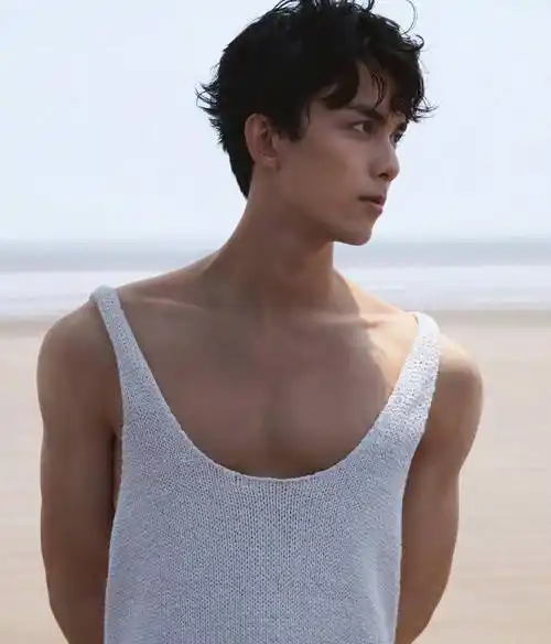吴磊最新封面大片,针织背心大秀肌肉线条,网友尖叫:弟弟长大了