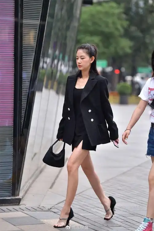 8厘米的细高跟凉拖,毛绒的后跟设计,搭配黑色紧身短裙