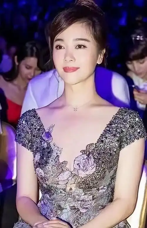 当左小青脱掉衣服,换上泳装,极其罕见的性感