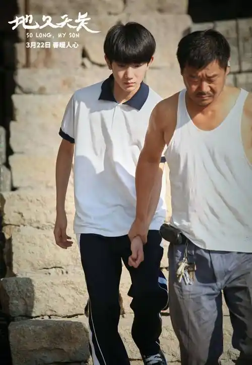 王源在沙滩上骑摩托摔倒,助手史强的反应让粉丝忍无可忍!